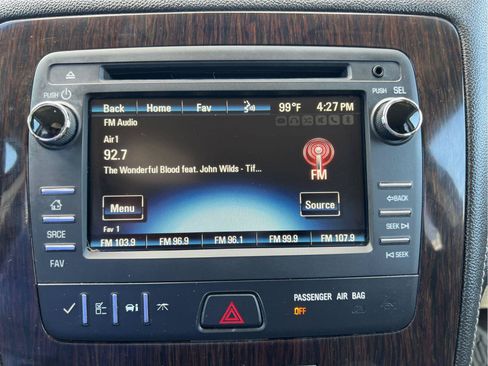 Used 2017 Chevrolet Traverse LT w/ Style and Technology Package FWD image 32