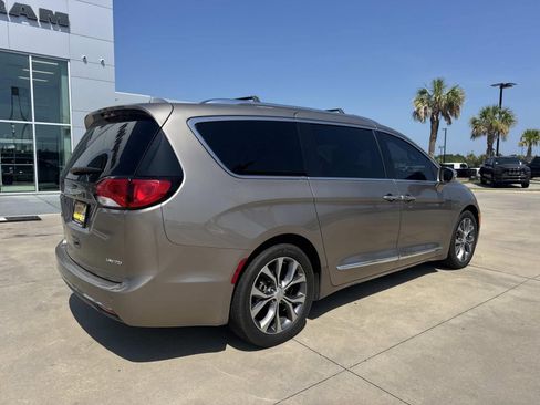 Used 2017 Chrysler Pacifica Limited FWD image 7