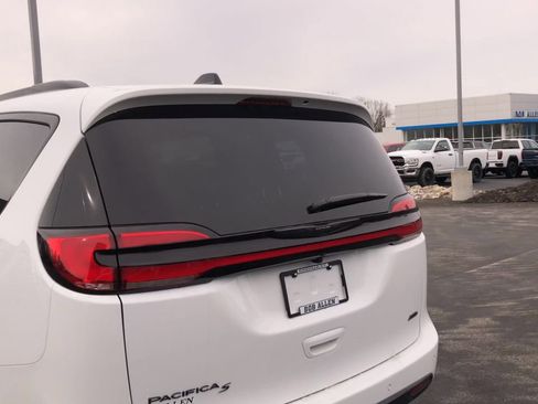 New 2026 Chrysler Pacifica Select image 6
