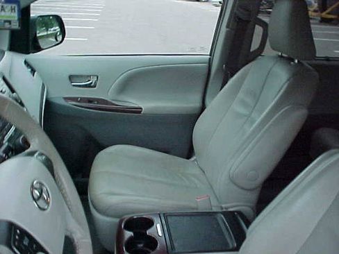 Used 2012 Toyota Sienna XLE image 13