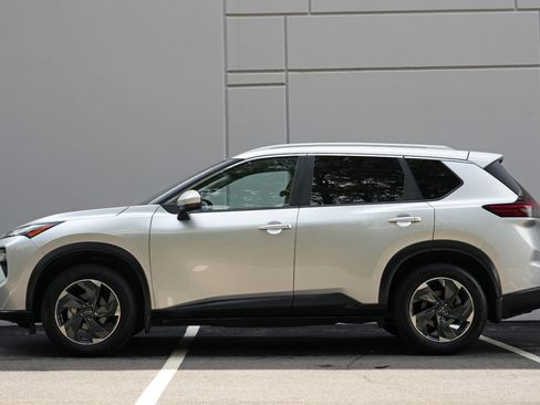 Used 2024 Nissan Rogue SV w/ SV Premium Package FWD image 8