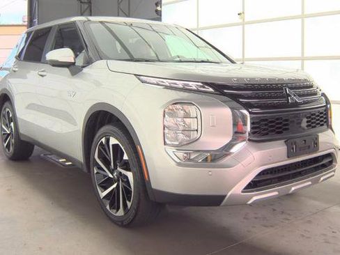 Used 2024 Mitsubishi Outlander SE image 1