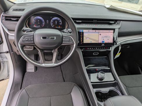 New 2026 Jeep Grand Cherokee Altitude image 13