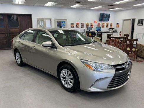 Used 2015 Toyota Camry LE image 23