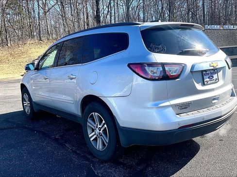 Used 2017 Chevrolet Traverse LT image 3