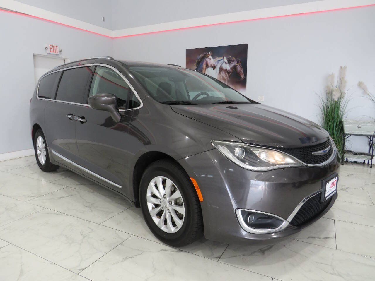Used 2019 Chrysler Pacifica Touring-L FWD image 2
