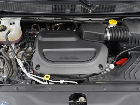 Used 2025 Chrysler Pacifica Limited FWD image 32