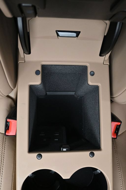 Certified 2023 Porsche Macan AWD/4WD image 24