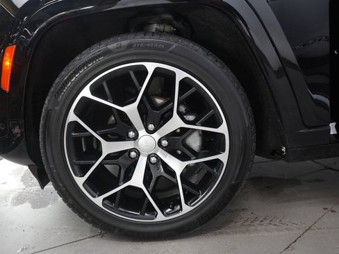 Used 2023 Jeep Grand Cherokee Summit AWD/4WD image 31