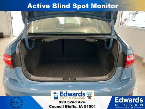 Used 2025 Volkswagen Jetta SE FWD image 8