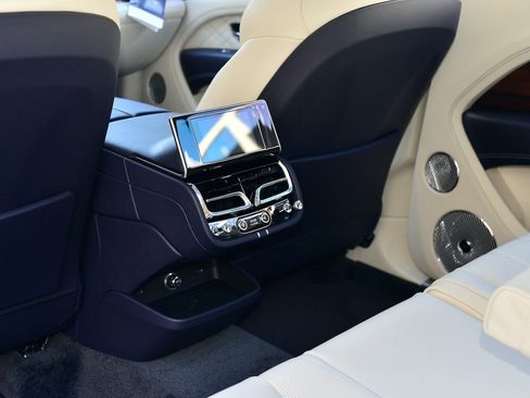 Used 2023 Bentley Bentayga Extended Wheelbase image 18