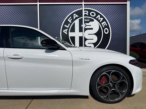 Used 2023 Alfa Romeo Giulia Veloce AWD/4WD image 3
