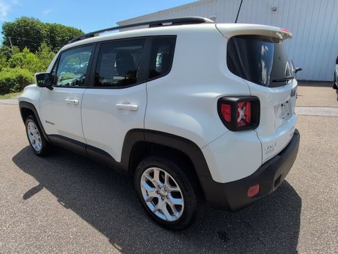Used 2018 Jeep Renegade Latitude w/ Safety & Security Group AWD/4WD image 4