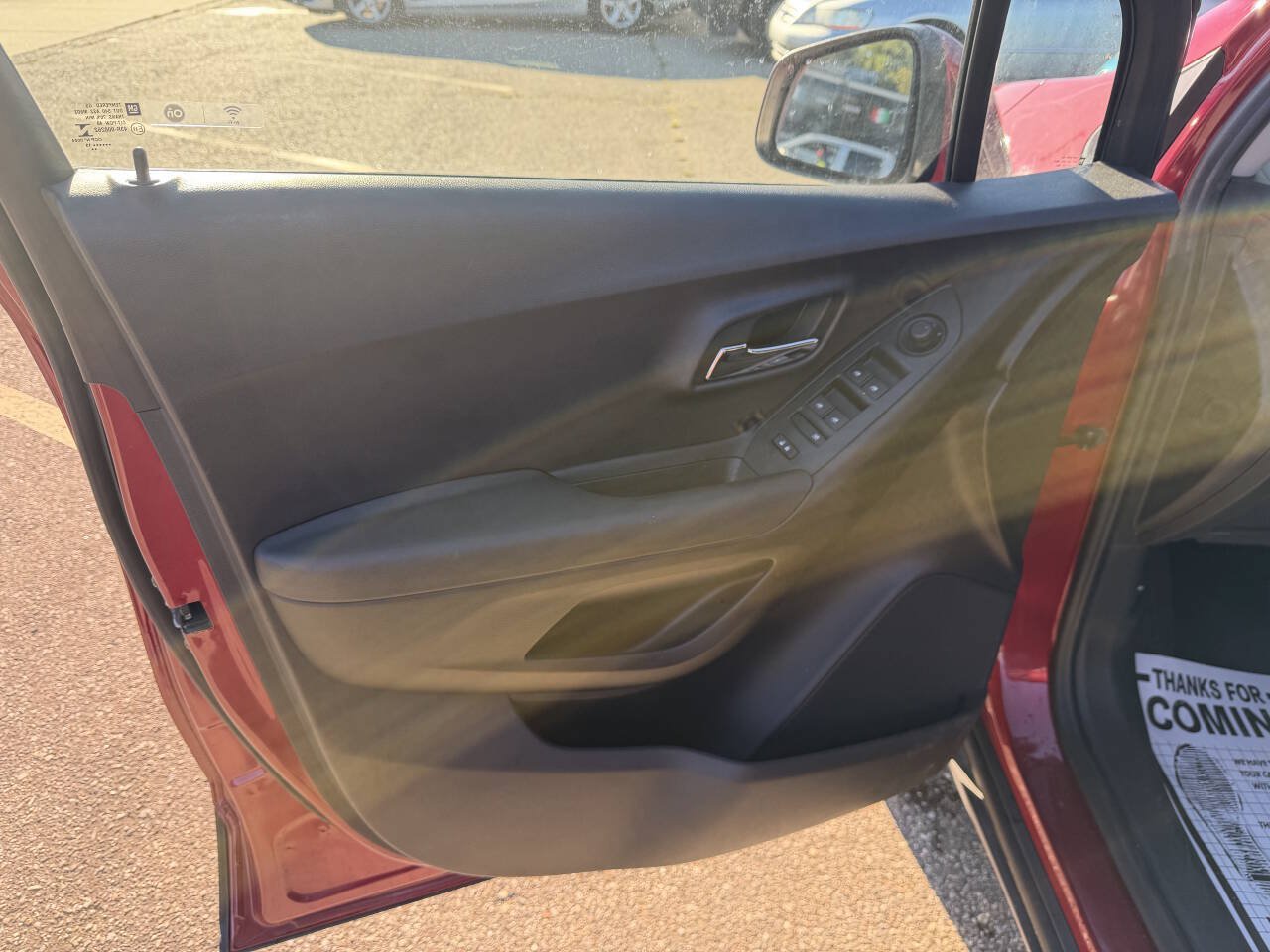 Used 2019 Chevrolet Trax LT w/ LT Convenience Package FWD image 29