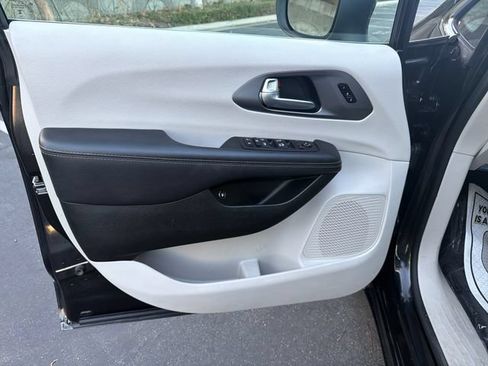 Used 2023 Chrysler Pacifica Touring-L FWD image 10