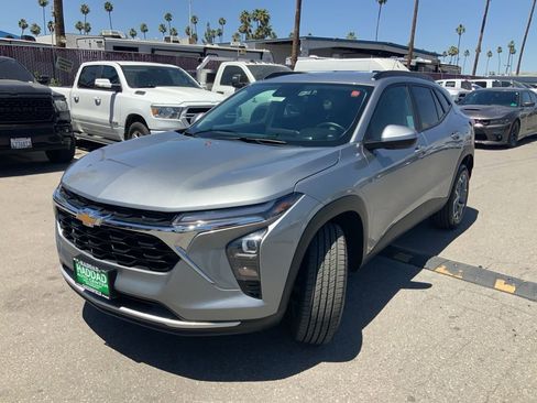 Used 2025 Chevrolet Trax LT w/ LT Convenience Package FWD image 3