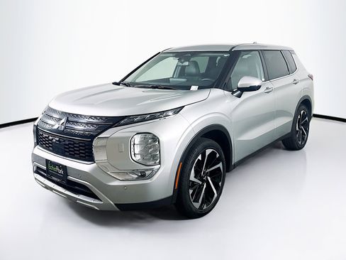 Used 2024 Mitsubishi Outlander SE image 3