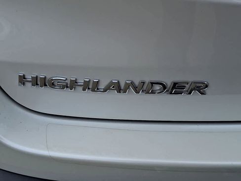 Used 2019 Toyota Highlander LE image 24