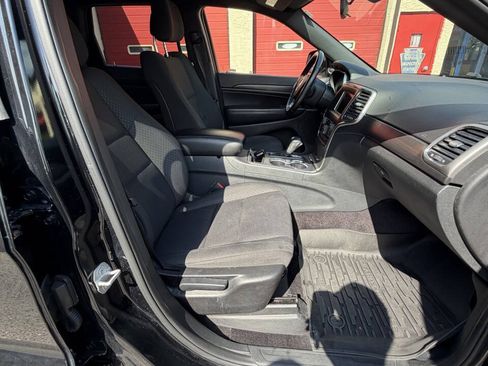 Used 2018 Jeep Grand Cherokee Laredo AWD/4WD image 32