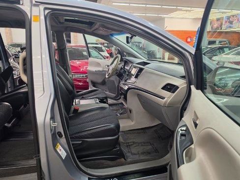 Used 2012 Toyota Sienna SE FWD image 30
