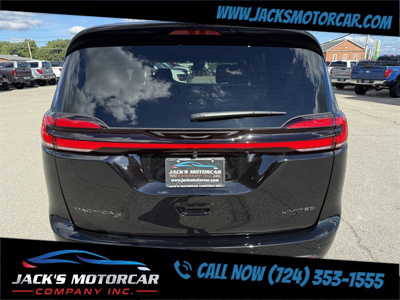 Used 2027 Chrysler Pacifica Limited FWD image 8