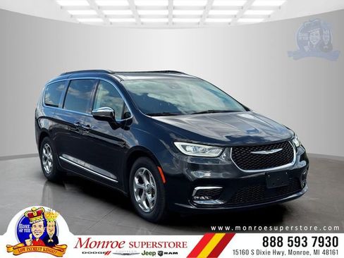 Used 2023 Chrysler Pacifica Limited FWD image 1