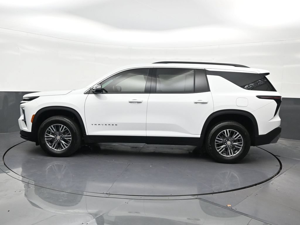 Used 2026 Chevrolet Traverse LT FWD image 2