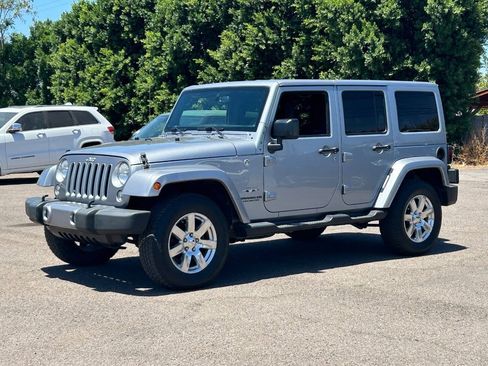 Used 2016 Jeep Wrangler Unlimited Sahara w/ Connectivity Group AWD/4WD image 7
