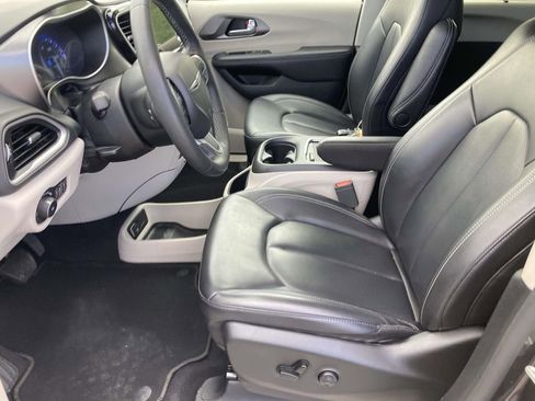 Used 2023 Chrysler Pacifica Touring-L FWD image 22