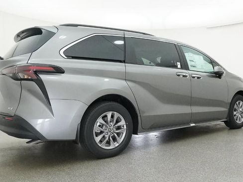 New 2026 Toyota Sienna XLE image 58