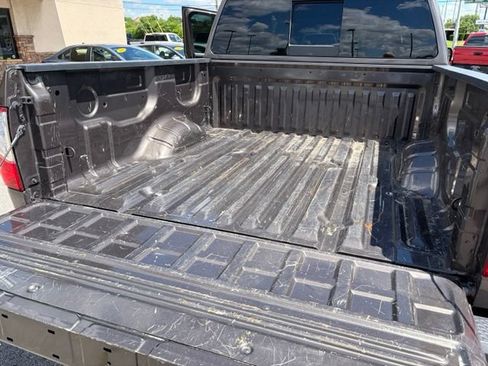 Used 2018 Nissan Titan SV w/ SV Convenience Package AWD/4WD image 17