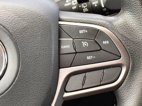 Used 2021 Jeep Cherokee Latitude w/ Mopar Interior Package AWD/4WD image 13