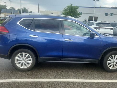 Used 2017 Nissan Rogue SV AWD/4WD image 3