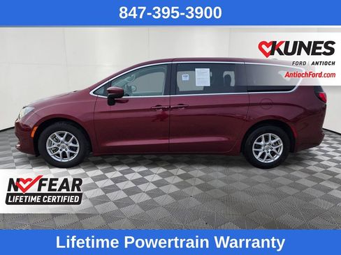 Used 2022 Chrysler Voyager LX image 4