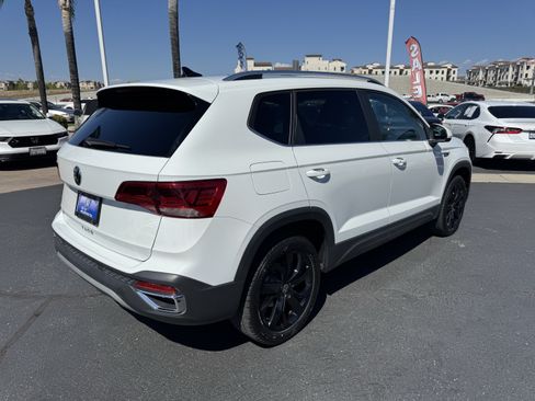 Used 2022 Volkswagen Taos SE w/ Panoramic Sunroof Package FWD image 10