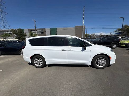 Used 2024 Chrysler Pacifica Touring FWD image 6
