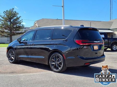 Used 2026 Chrysler Pacifica Limited w/ Uconnect Theater Family Group FWD image 18