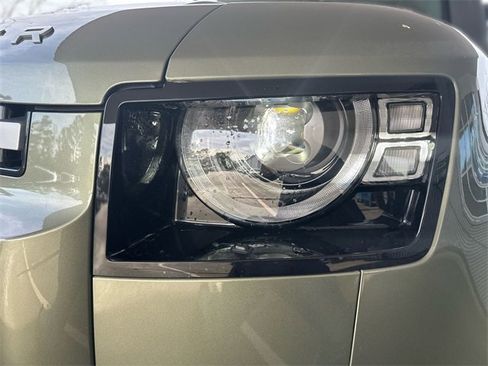 Used 2023 Land Rover Defender 110 SE image 9