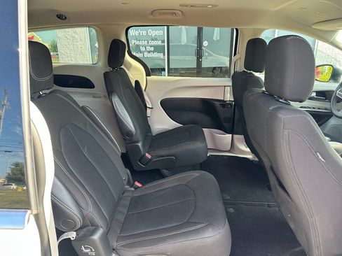 Used 2022 Chrysler Voyager LX FWD image 16