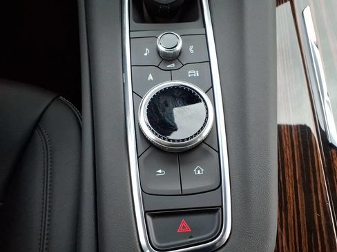 Used 2024 Cadillac Escalade Luxury AWD/4WD image 31