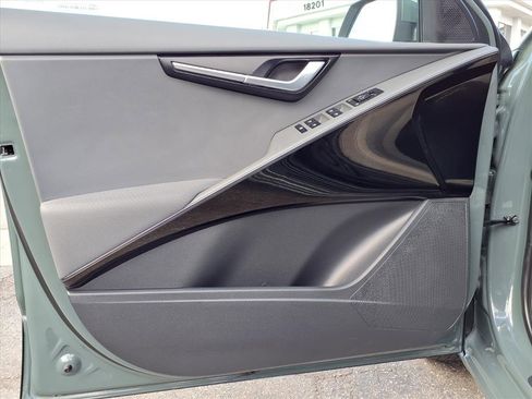 Certified 2025 Kia Niro EX image 21