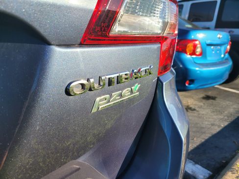Used 2017 Subaru Outback 2.5i Limited AWD/4WD image 7
