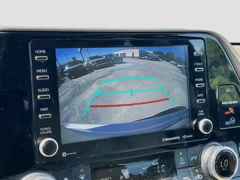 Used 2020 Toyota Highlander XLE FWD image 14