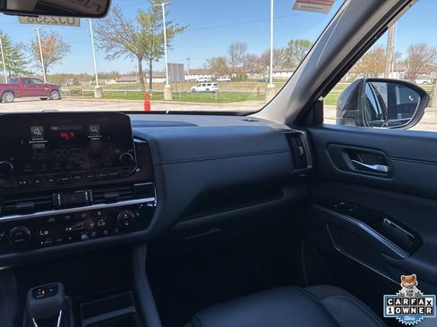 Used 2025 Nissan Pathfinder SL FWD image 50