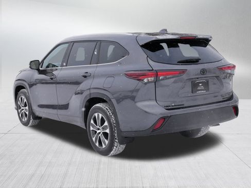 Used 2024 Toyota Highlander XLE image 5