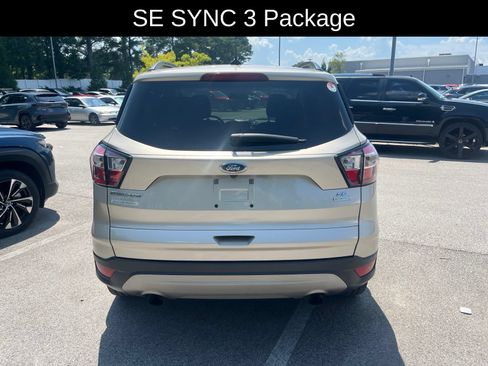 Used 2018 Ford Escape SE w/ SE Sync 3 Package FWD image 4