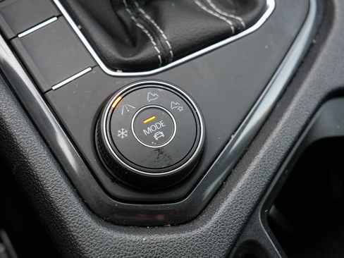 Used 2024 Volkswagen Tiguan SE image 31