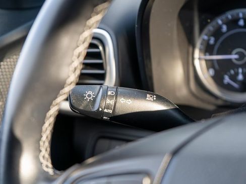 Used 2022 Hyundai Venue SEL image 23