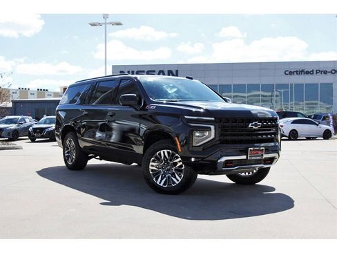 Used 2025 Chevrolet Suburban Z71 image 1