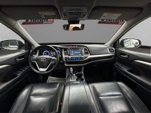 Used 2017 Toyota Highlander XLE w/ Carpet Mat Package image 28